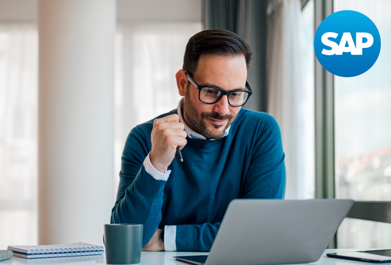 Mann arbeitet konzentriert am Laptop mit SAP Logo für individuelles SAP Training im Büro – TASys
