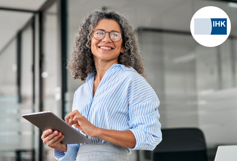 Selbstbewusste Frau mit Tablet im Büro als Symbol für Key Account Manager Weiterbildung mit IHK Abschluss – TASys