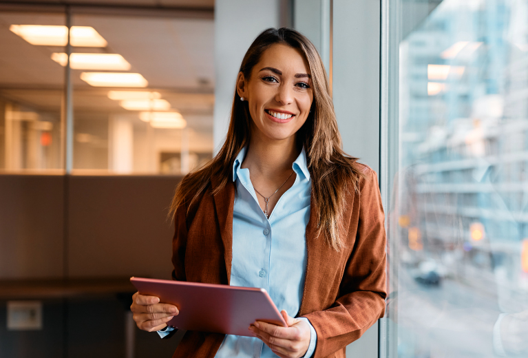Professionelle Frau mit Tablet im modernen Büro als Symbol für Management Weiterbildung – TASys