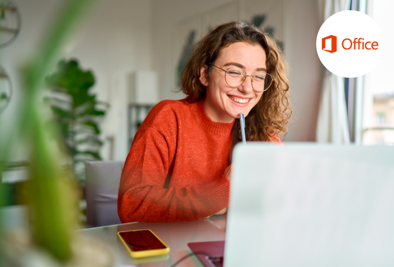 Lächelnde Frau arbeitet motiviert am Laptop mit Microsoft Office Logo im Hintergrund – TASys