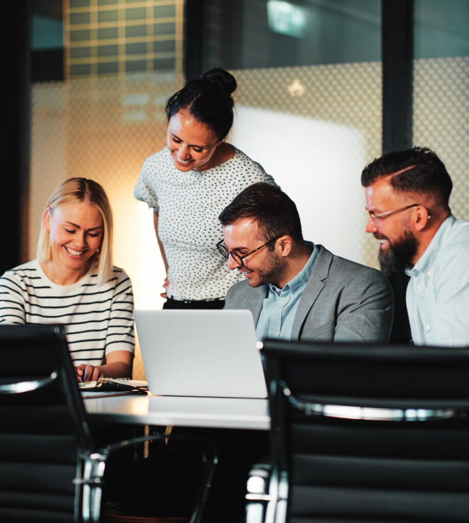 Team arbeitet gemeinsam am Laptop im Büro als Symbol für Change Management Kursübersicht bei TASys – TASys