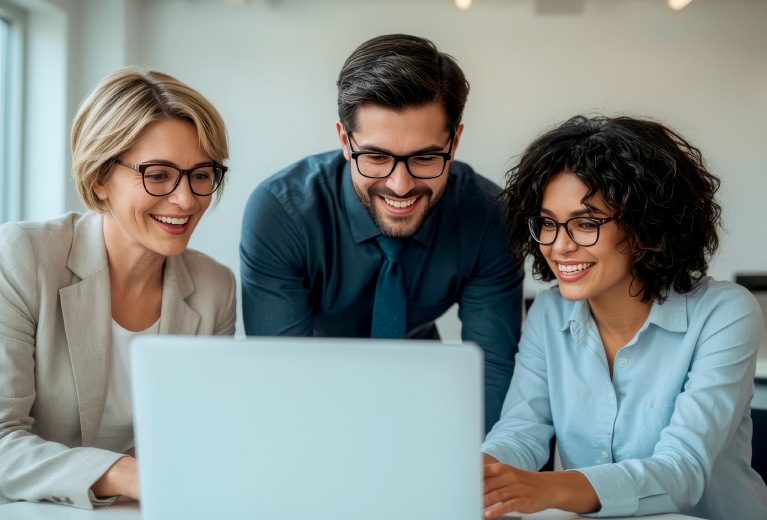 Drei Personen arbeiten gemeinsam am Laptop als Symbol für Führungskräftegewinnung Kursübersicht bei TASys – TASys