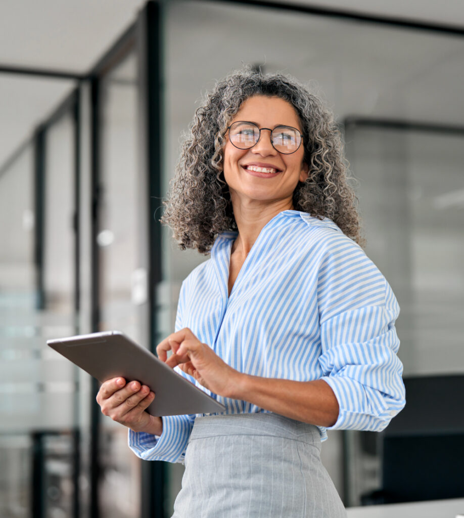 Selbstbewusste Frau mit Tablet im Büro als Symbol für Key Account Manager IHK Kursübersicht bei TASys – TASys