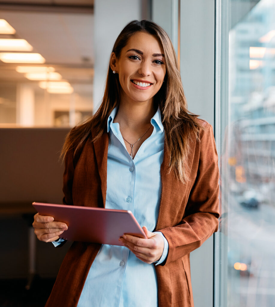 Professionelle Frau mit Tablet im modernen Büro als Symbol für Management Kursübersicht und Weiterbildung bei TASys – TASys
