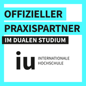 Badge mit Offizieller Praxispartner im dualen Studium und IU Internationale Hochschule Logo – TASys